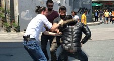 Taksim'de, Montla Gelip Etrafa Para Saçan Turist Gözaltına Alındı