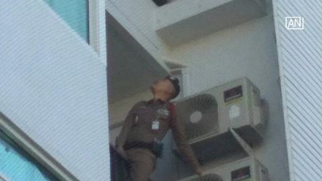 Policeman saves pregnant woman from buliding on fire