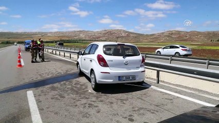 Otomobil bariyerlere çarptı: 5 yaralı - SİVAS