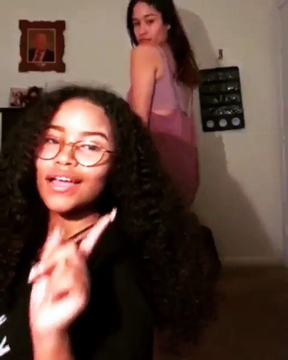 Cette mère de famille applique la bonne vieille méthode de la savate quand elle surprend ses filles en plein twerk
