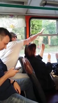 L'embrouille la plus fun de l'année dans un bus... Fenetre ouverte ou fenetre fermée ???