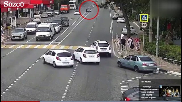 Rusya'da araç yayaların arasına daldı