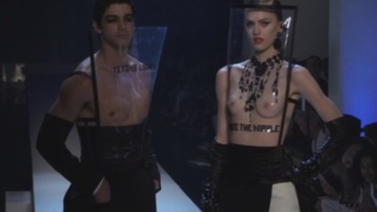 Gaultier provoca en la pasarela de París: ¡libertad a los pezones y cigarros!