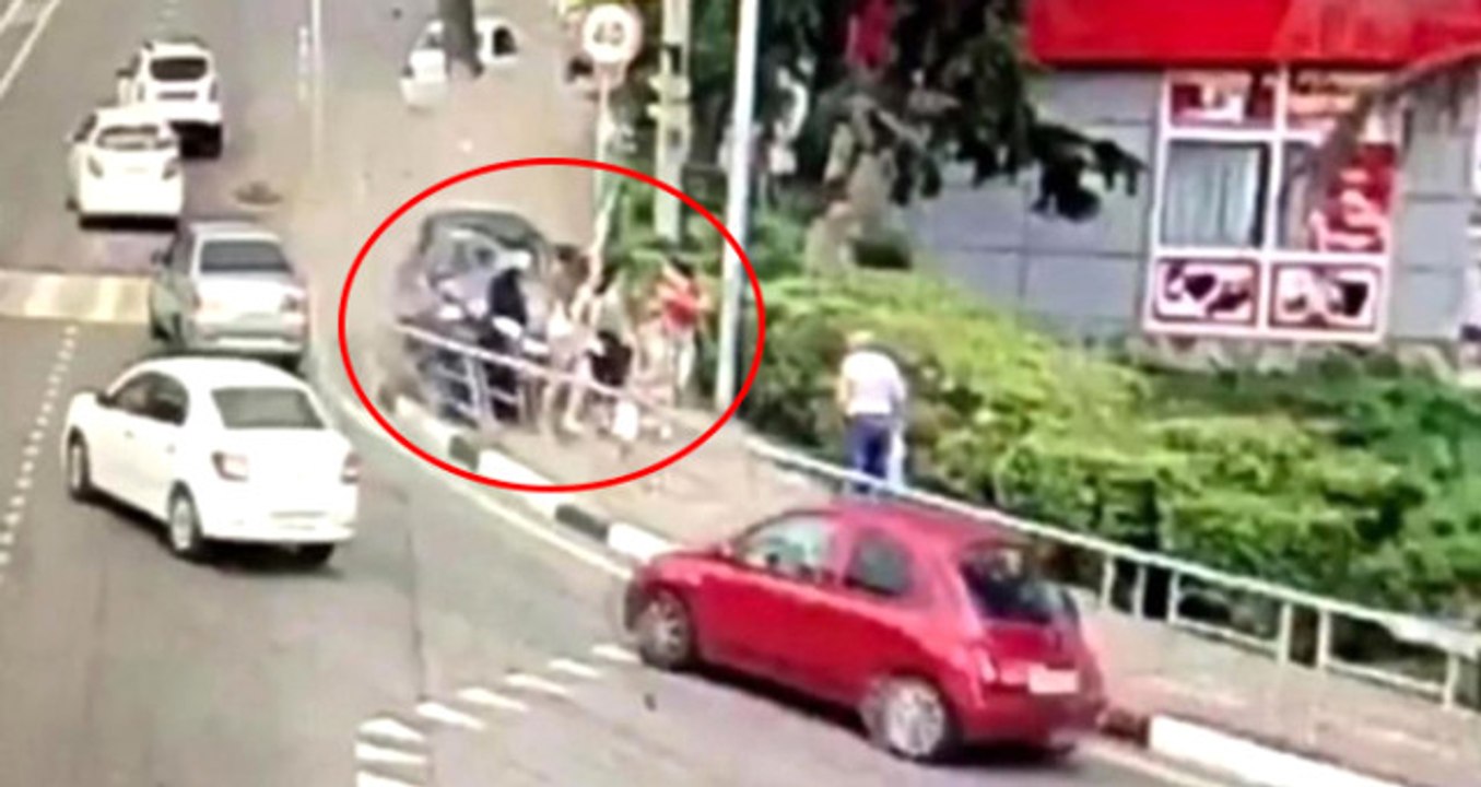 Sürücüsünün Direksiyon Başında Uyuduğu Araç, Yayaların Arasına Daldı: 1 Ölü, 3 Yaralı