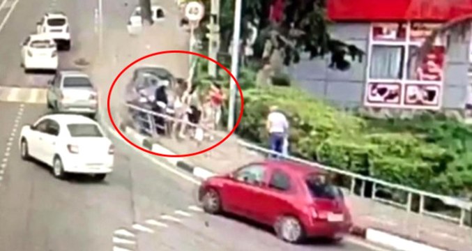 Sürücüsünün Direksiyon Başında Uyuduğu Araç, Yayaların Arasına Daldı: 1 Ölü, 3 Yaralı