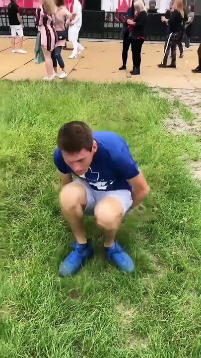 Un homme en transe sur de la musique techno