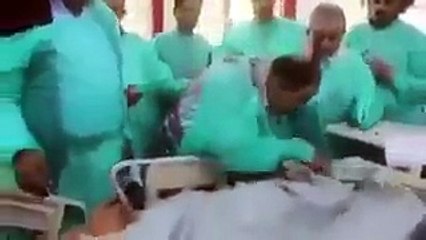فضيحة.. عبده الجندي يقبل قدم أحد قناديل الحوثي!(فيديو مسرب)