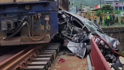 열차가 승용차 들이받아...인명피해 없어 / YTN