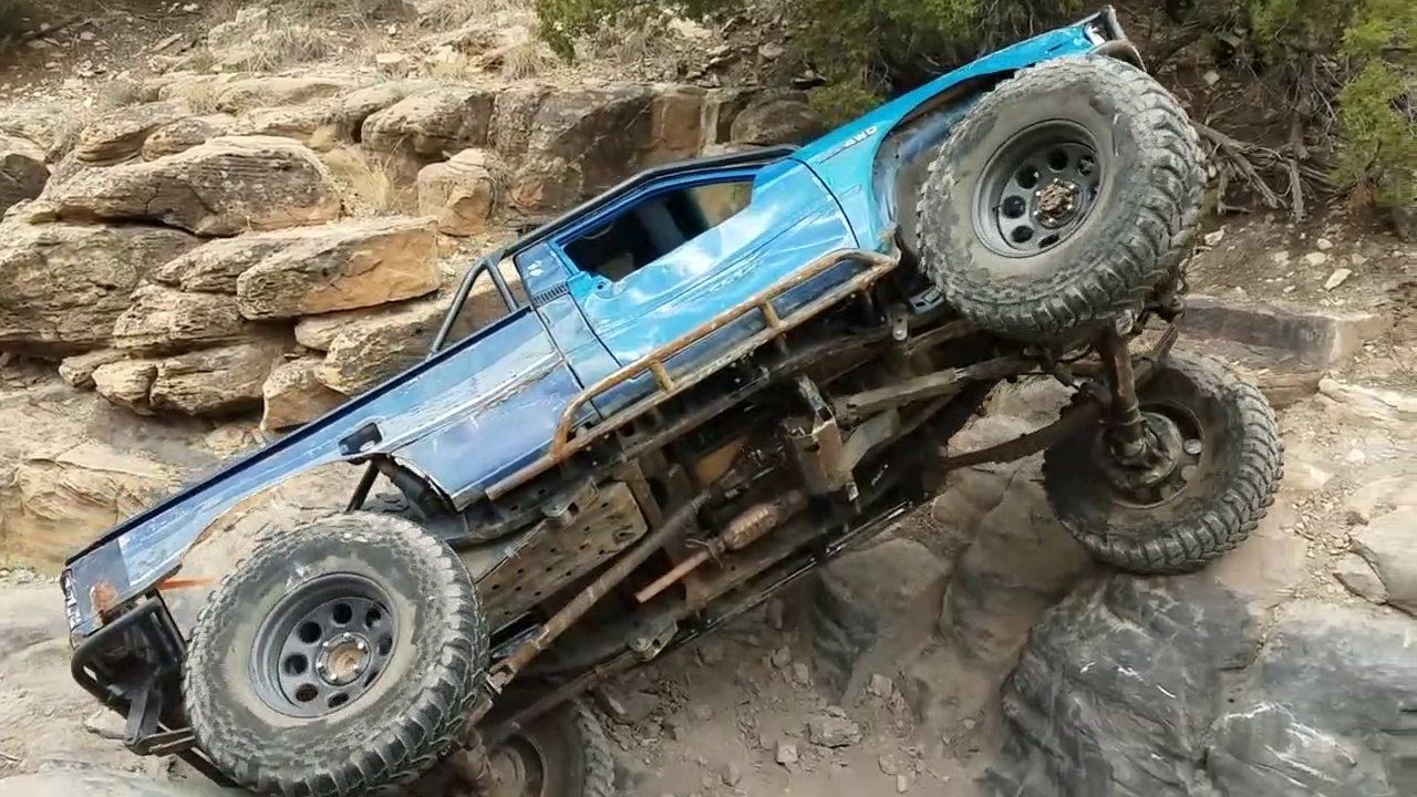 Avec son 4x4 il escalade des rochers et c'est juste incroyable