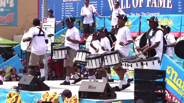 Sosisli Sandviç Yeme Yarışması (2) - New