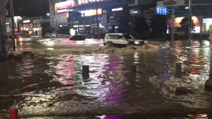 구미 폭우로 곳곳 침수...시민 통행 불편 / YTN