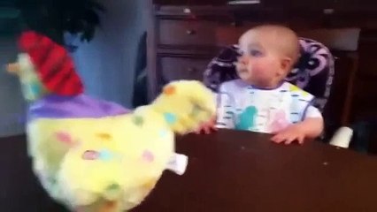 شاهد ردة فعل الطفل عندما تضع الدجاجة البيض دخيل ربه بيطير العقل