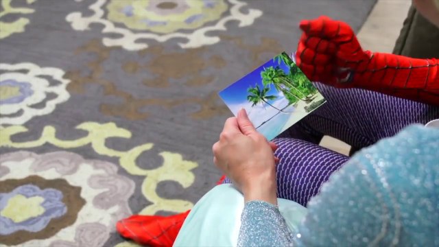 Spiderman et la Reine des neiges Elsa trouvent un Trésore dans L'ile des Pirates