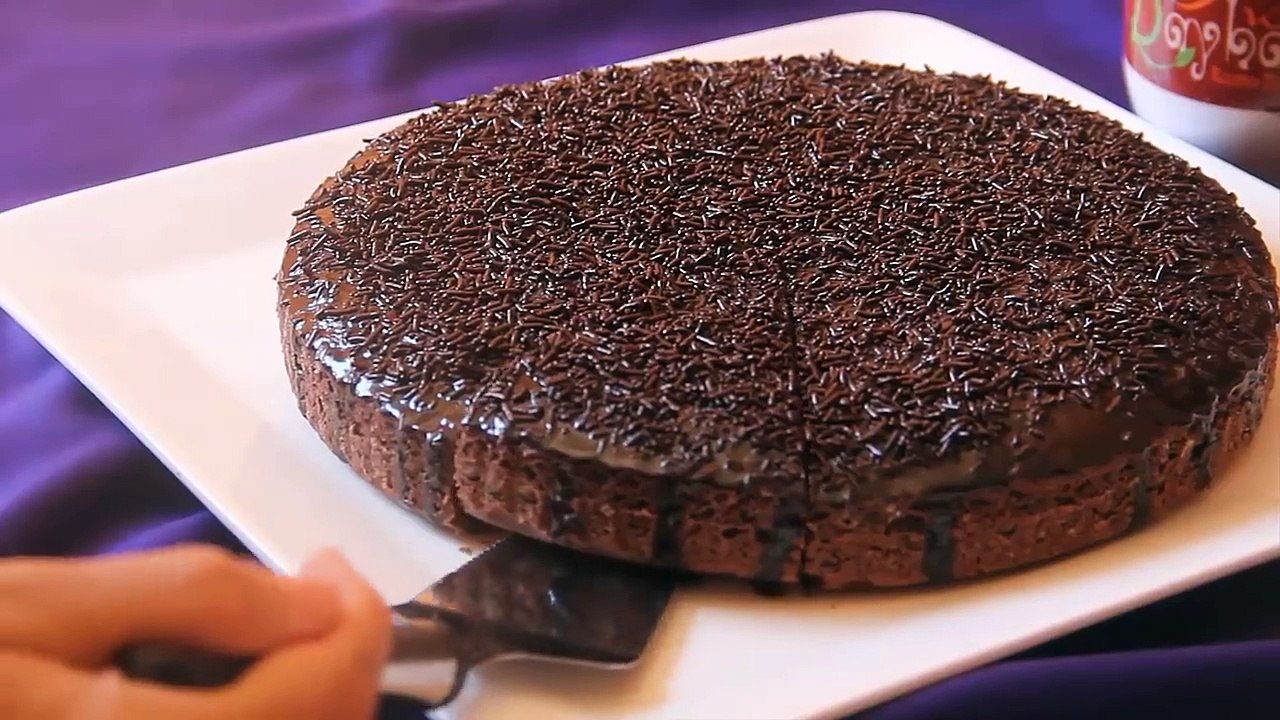 كيكة الشوكولا الاسفنجية سهلة التحضير بصلصة رائعة المذاق