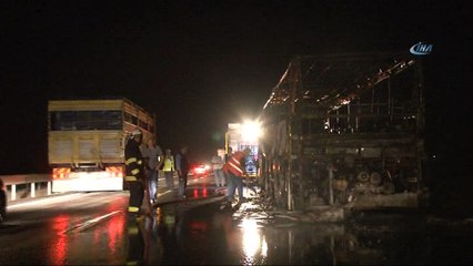 Seyir halindeki otobüs küle döndü