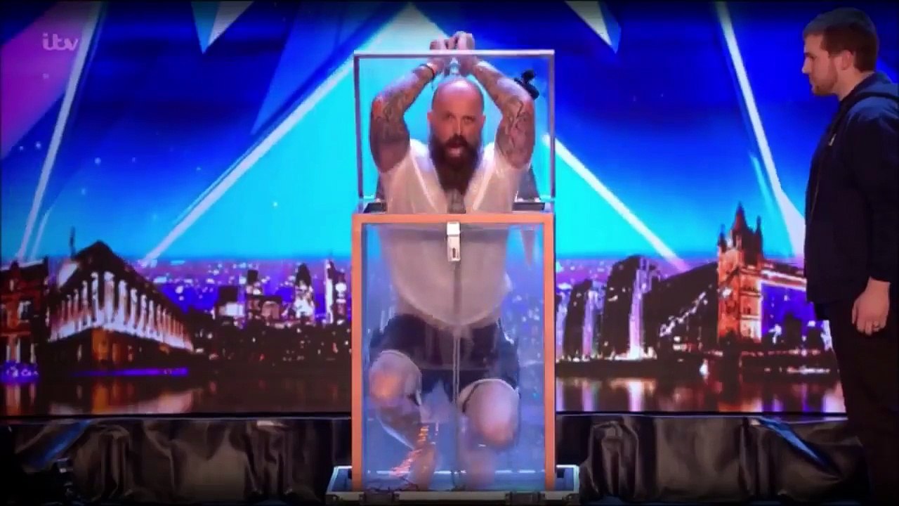 اخطر عرض في برنامج المواهب البريطاني 2018 ارعب الجمهور ولجنه التحكيم مترجم للعربي