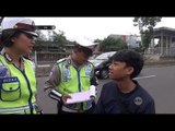 Lucunya Tingkah Pengendara yang Mencoba Bohong Tapi Ketahuan - 86
