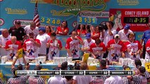 Joey Chestnut bat le record de 74 hot dogs au concours de Nathan’s lors de la fête nationale