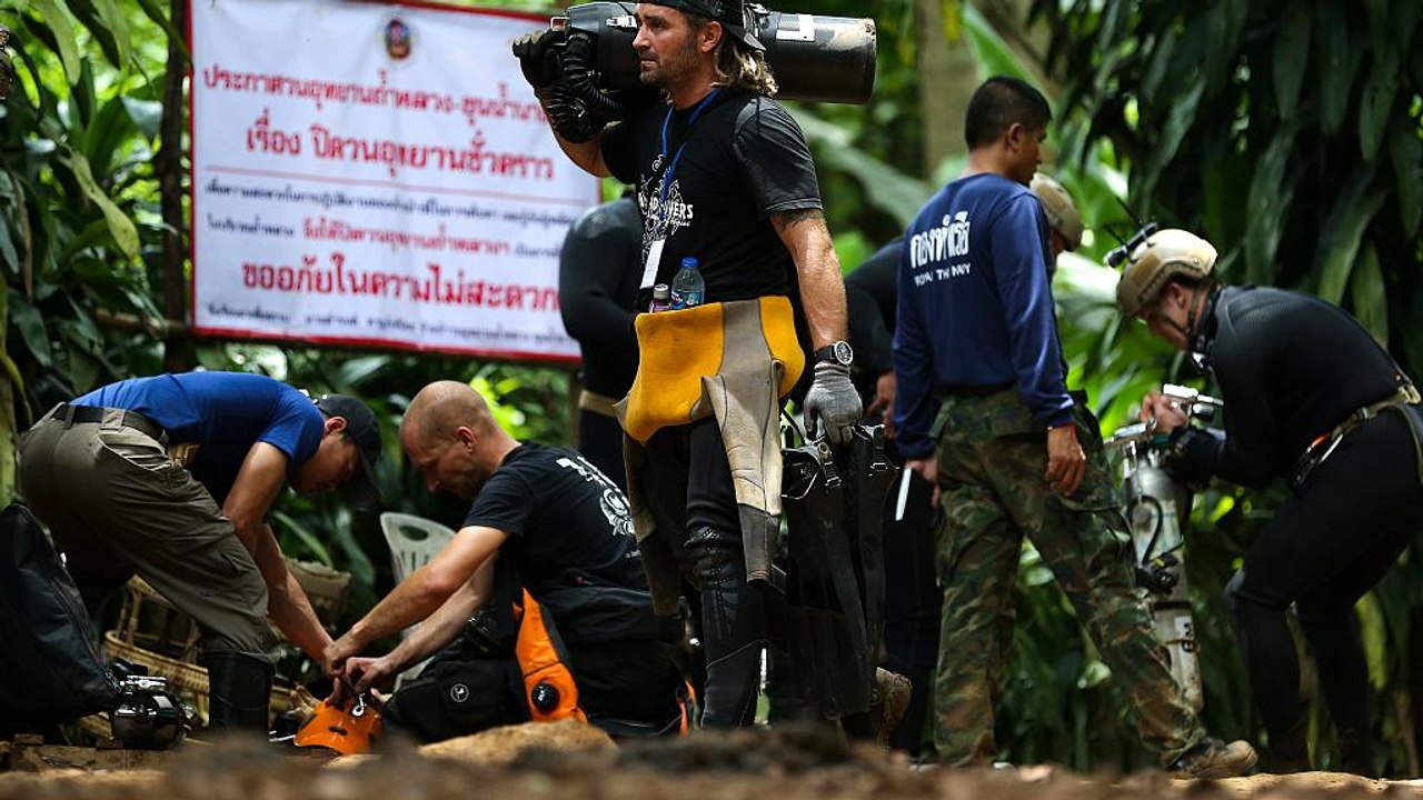 Thailand: Warten auf die Rettung - Jugendliche lernen tauchen