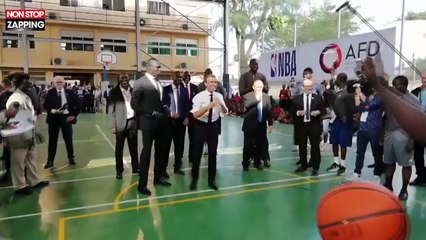 Emmanuel Macron tente de jouer au basket, sans succès (Vidéo)