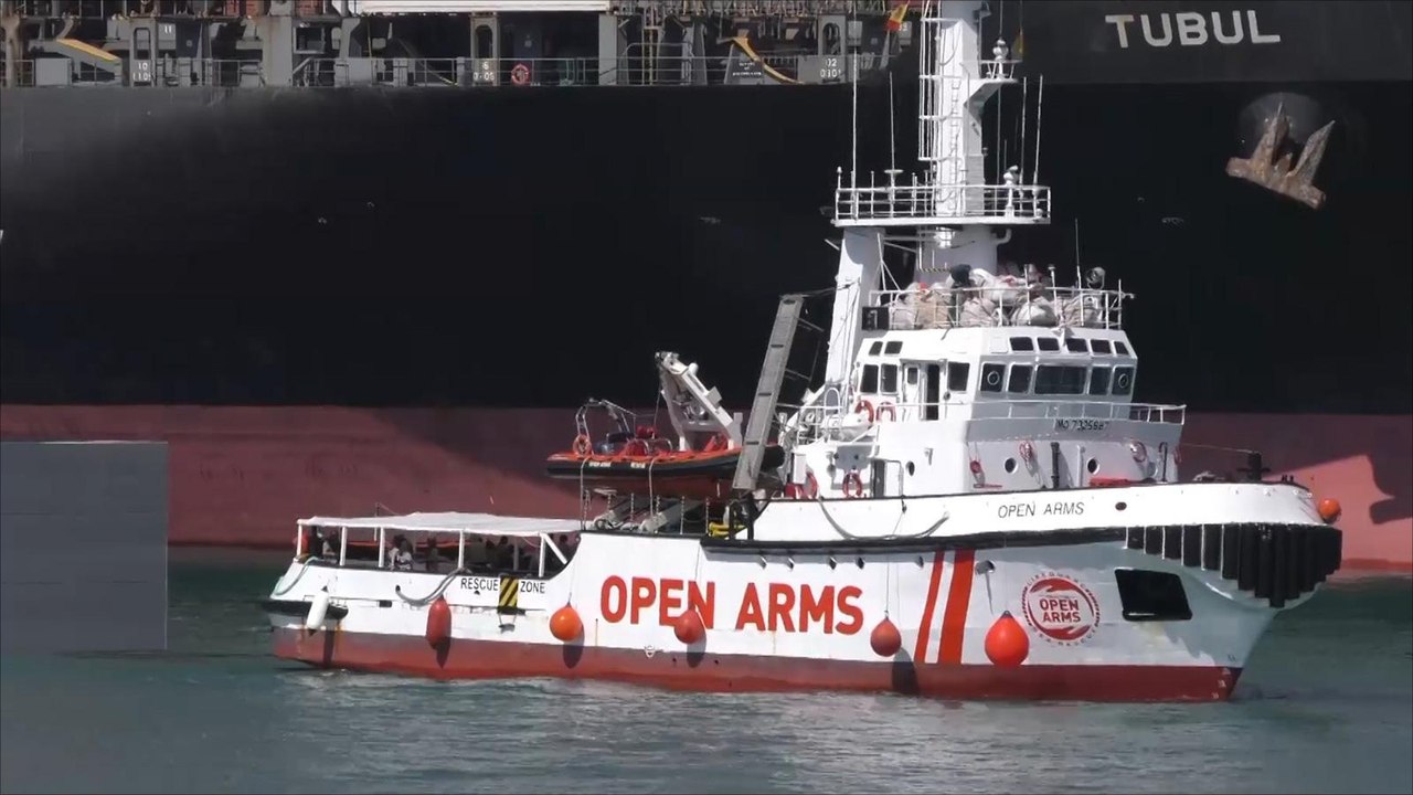 وصول سفينة إغاثة تقل 60 لاجئا إلى ميناء برشلونة