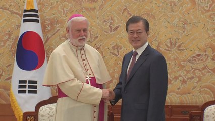 문 대통령 "교황의 남북 관계 지지에 감사"...교황청 "10월 방문 초청" / YTN