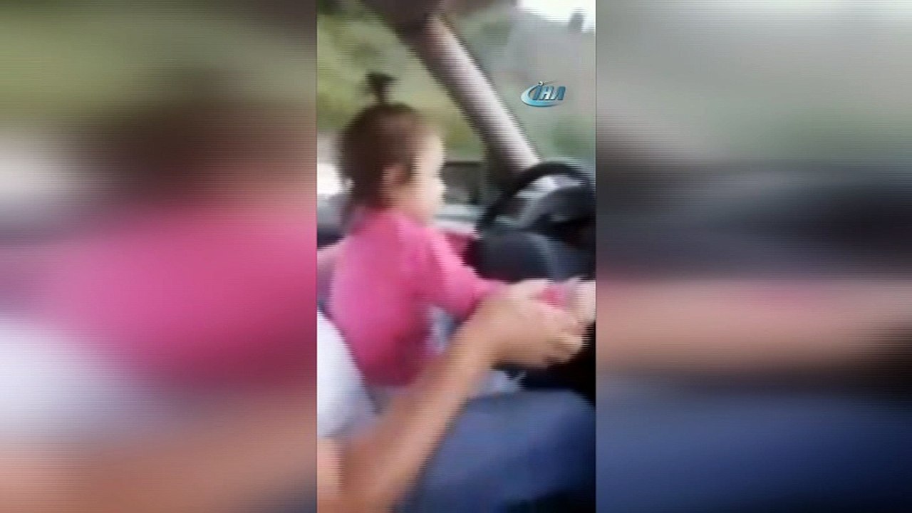 Kucağındaki bebekle araba kullandı