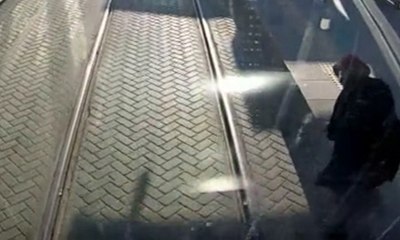 Vatmanın dikkati, tramvay yoluna inen kadının hayatını kurtardı