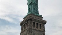 Fête nationale américaine : une manifestante anti-Trump sur la statue de la Liberté