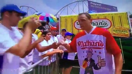 رجل يتناول 75 قطعة هوت دوغ في 10 دقائق