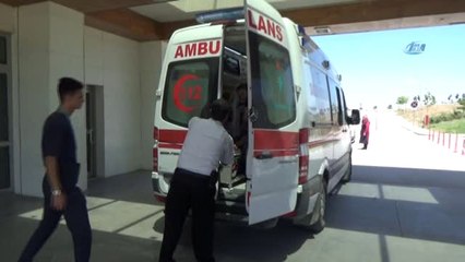 Sokak Ortasında Satırla Yaralandı