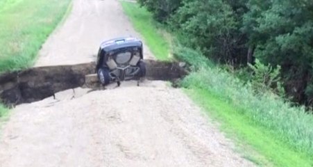 Otomobiliyle Obruğa Düştü, Burnu Bile Kanamadan Dışarı Çıkmayı Başardı