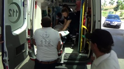 Sokak ortasında satırla yaralandı