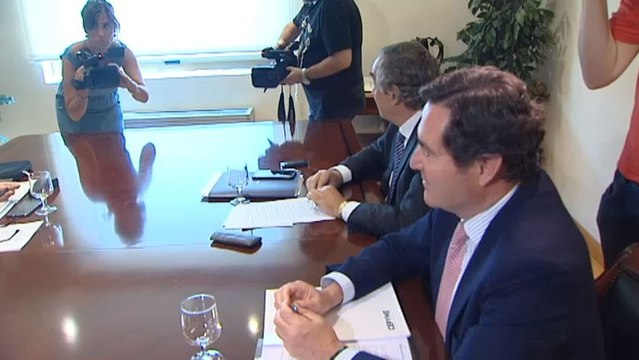 Sindicatos y empresarios acuerdan subir los salarios