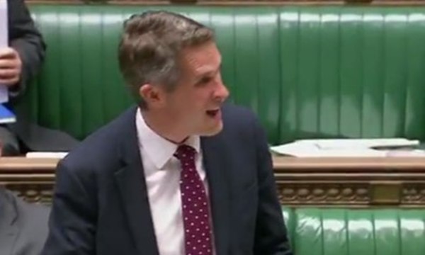 İngiltere parlamentosunda Siri rol çaldı