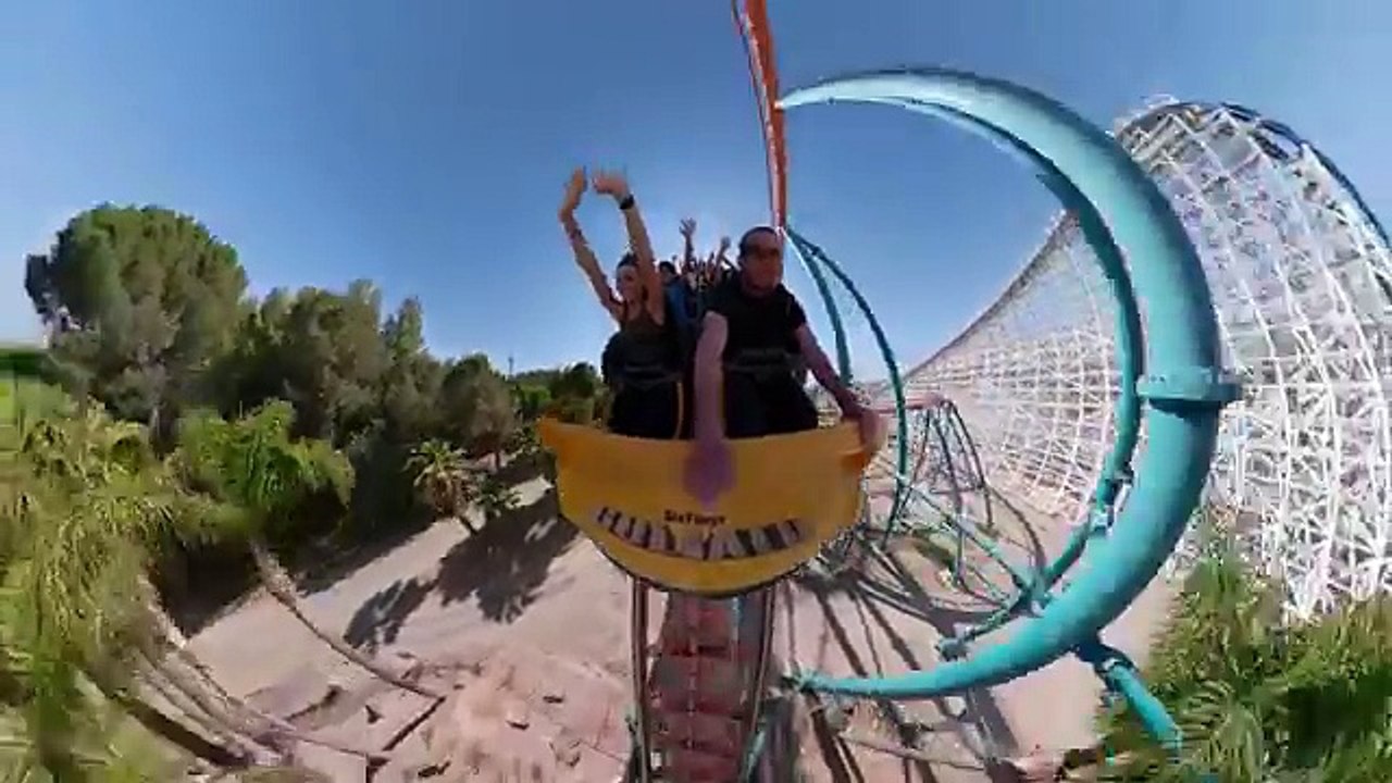 Il filme un tour de Montagnes russes à 360°