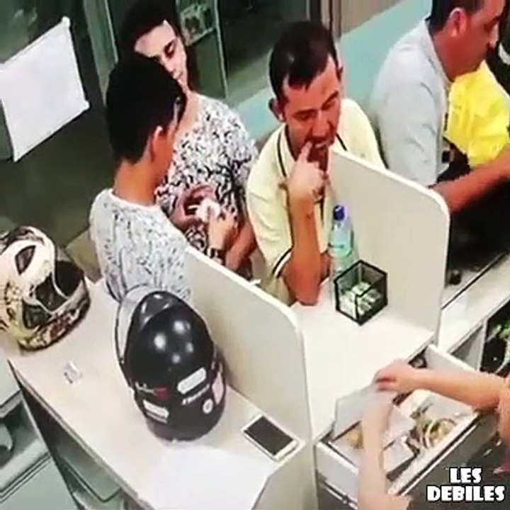 Un voleur de smartphone surpris par la caméra de surveillance