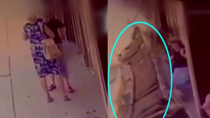 건물 간판 '뚝' 아래 있던 시민들 '헉' / YTN