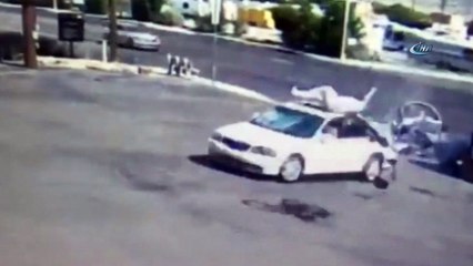 Otomobilin çarptığı motosikletli metrelerce uçtu