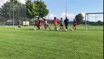 Des enfants pratiquent le « Neymar »