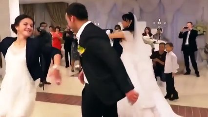 شاهد ما قامت به أخت العريس و رقصها العجيب سرق الأضواء من العروس و جعل الجميع يصفق لها يستحق المشاهده