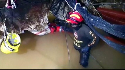 'Race against water' as rain threatens Thai cave rescue efforts