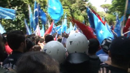 Çin Konsolosluğu önünde olaylı protesto