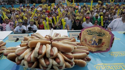 شاهد: أمريكي يفوز بمسابقة الهوت دوغ بتناوله 74 قطعة في 10 دقائق