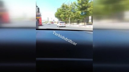 Otomobiliyle tırın altından geçti, ölüme böyle davetiye çıkardı
