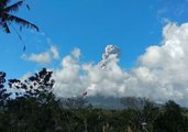 Smoke Column Rises Above Agung as Eruptions Continue