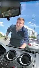 Un père pète un câble  pour récupérer son enfant dans la voiture de son ex-femme