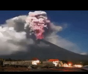 Скачать видео: Timelapse Video Shows Eruptions of Bali's Mount Agung