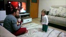 طفلة صغيرة تغار على والدها فيديو مضحك لا يفو
