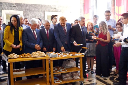 Vekiller Yöresel Tatları TBMM'ye Taşıdı